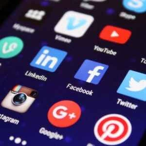 我们是社交达人——无论你在哪里浏览，都能找到我们！