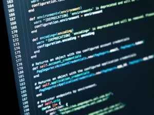 根据 TIOBE 的数据，C# 的受欢迎程度正在上升；Python、C 和 Java 仍然领先。